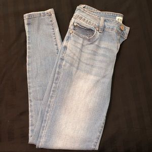 LIGHT WASH SKINNY JEANS!!